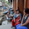المتطوعة الصحية ساريتا شريستا (وسط) تطمئن على امرأة حامل تبلغ من العمر 22 عاما   خارج منزلها في حي سيندهوبالتشوك  نيبال. المصدر: اليونيسف / شاندرا شيكار كاركي