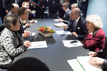 Le Secrétaire général, Ban Ki-moon rencontre des responsables des Nations Unies et des représentants des gouvernements  la conférence sur le climat  Paris, France. 5 décembre 2015. Photo ONU/Eskinder Debebe