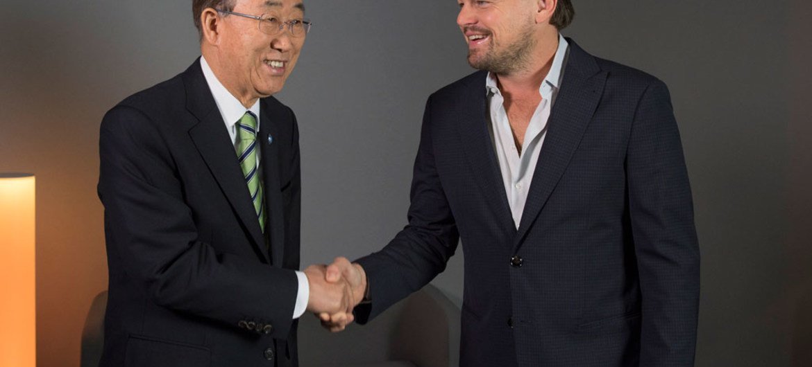 Пан Ги Мун и Леонардо Ди Каприо в Париже Фото ООН/Эскиндер Дебебе