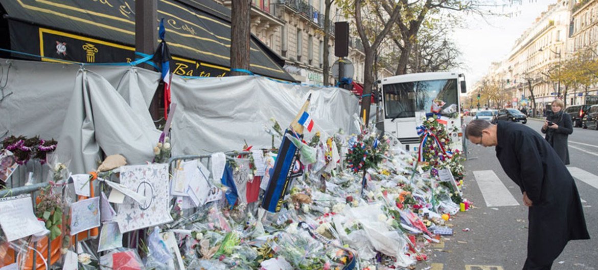 UN Secretary-General Ban Ki-moon pays tribute to the victims of the terrorist attacks in Paris on 13 November. 6 December 2015.
