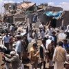 Des Yéménites fouillent des décombres après un bombardement par la coalition menée par l'Arabie saoudite.