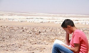 Mohammad, âgé de 15 ans, est assis devant le camp de réfugiés d'Azraq en Jordanie, où il vit avec sa famille et fréquente une école parrainée par l'UNICEF. Il a fui la Syrie en 2015 quand le conflit dans sa ville sur les hauteurs du Golan, dans le sud-est, s'est intensifié.
