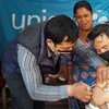 Vacunación a una niña en Nepal. Foto de archivo: UNICEF/Kent Page