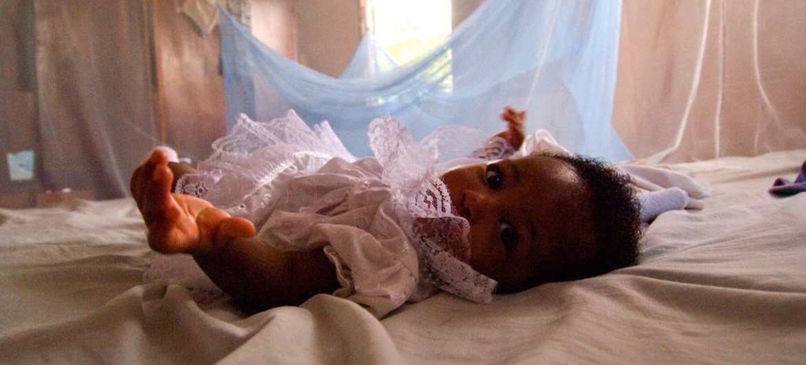加纳一位婴儿被放置在防疟蚊帐中。图片：世界银行/Arne Hoe