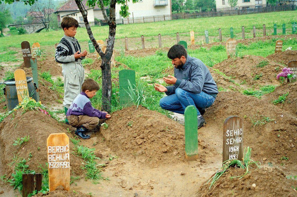 Recueillement sur une tombe à Vitez, en Bosnie-Herzégovine. Le massacre de Srebrenica a été qualifié de génocide par la justice internationale.