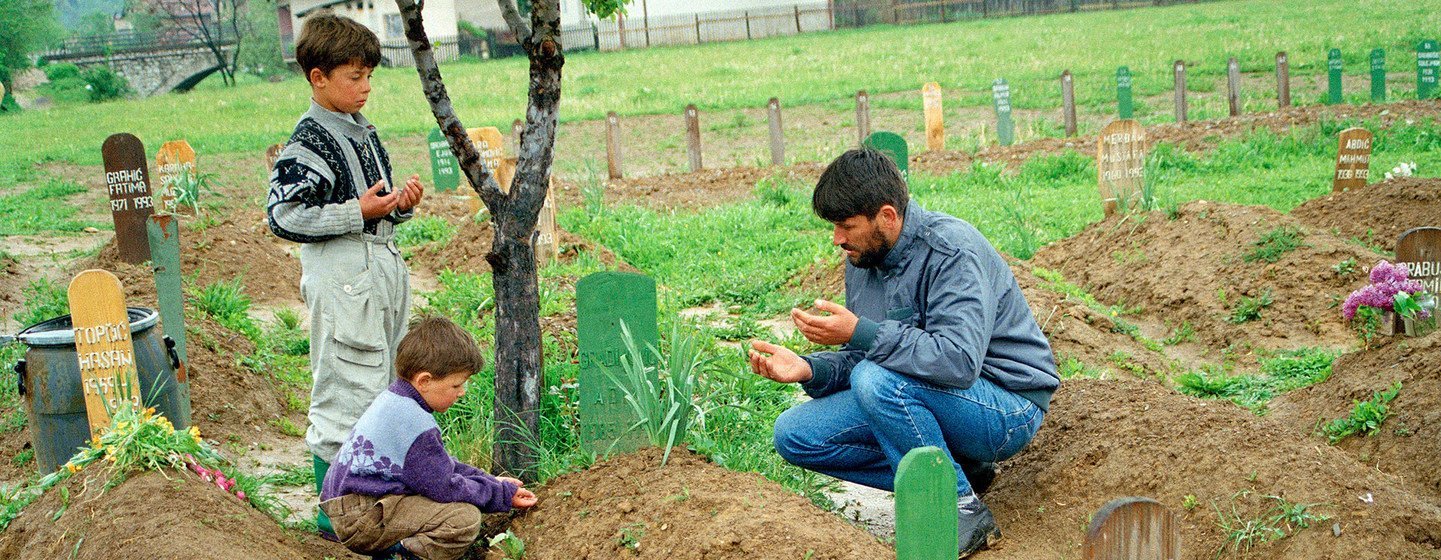 Recueillement sur une tombe à Vitez, en Bosnie-Herzégovine. Le massacre de Srebrenica a été qualifié de génocide par la justice internantionale.