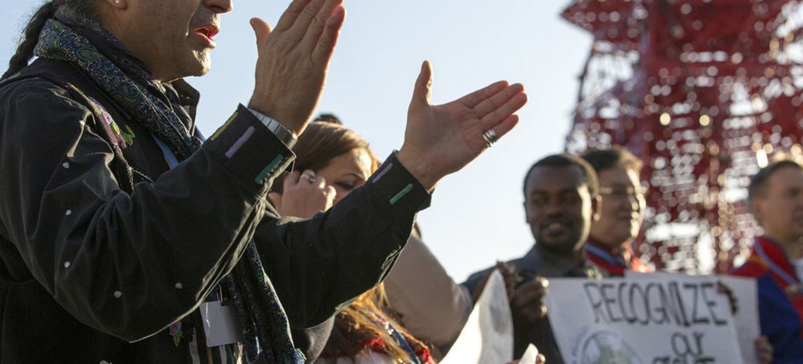 أعضاء المجلس الدولي لمعاهدات الهنود يطالبون باحترام حقوق الشعوب الأصلية   في مؤتمر تغير المناخ (COP21). 9 ديسمبر 2015. المصدر: الاتفاقية الإطارية بشأن تغير المناخ