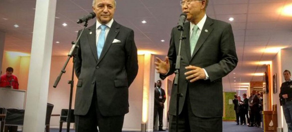 وزير الشؤون الخارجية الفرنسية، لوران فابيوس، والأمين العام بان كي مون، في مؤتمر صحفي حول تغير المناخ،11 ديسمبر 2015. المصدر: الأمم المتحدة / فلورنسيا سوتو نينو