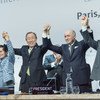 联合国秘书长潘基文、第二十一届气候变化大会主席法比尤斯等主要领导在巴黎气候变化大会闭幕式上。联合国图片/Mark Garten