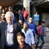 من الأرشيف: وكيل الأمين العام للشؤون الإنسانية، ستيفن أوبراين  في حي الوعر حمص، سوريا. الصورة: مكتب تنسيق الشؤون الإنسانية / بسام دياب