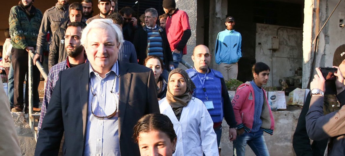 من الأرشيف: وكيل الأمين العام للشؤون الإنسانية، ستيفن أوبراين  في حي الوعر حمص، سوريا. الصورة: مكتب تنسيق الشؤون الإنسانية / بسام دياب