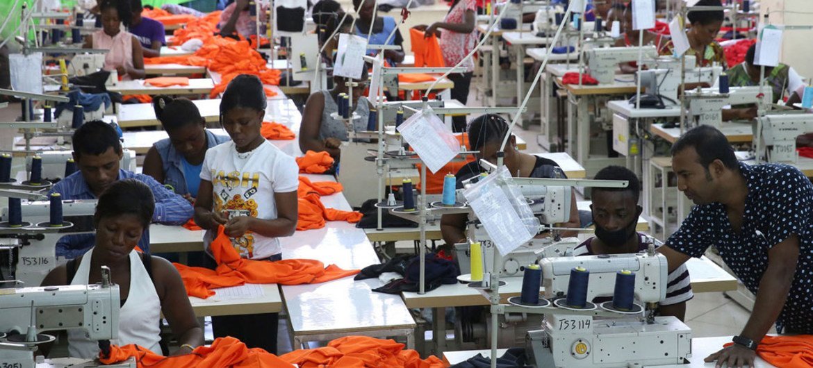 عمال مصنع في أكرا، غانا ينتج  قمصان للعملاء في الخارج. العولمة السريعة، والثورة التكنولوجية، والتحولات الديموغرافية وعوامل أخرى كثيرة تخلق فرص جديدة، ولكنها تشكل أيضا المخاطر. المصدر: البنك الدولي / دومينيك تشافيز