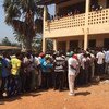 中非共和国选民在首都的一个选举站前排队参加宪法公投的投票。图片提供：联合国中非共和国特派团