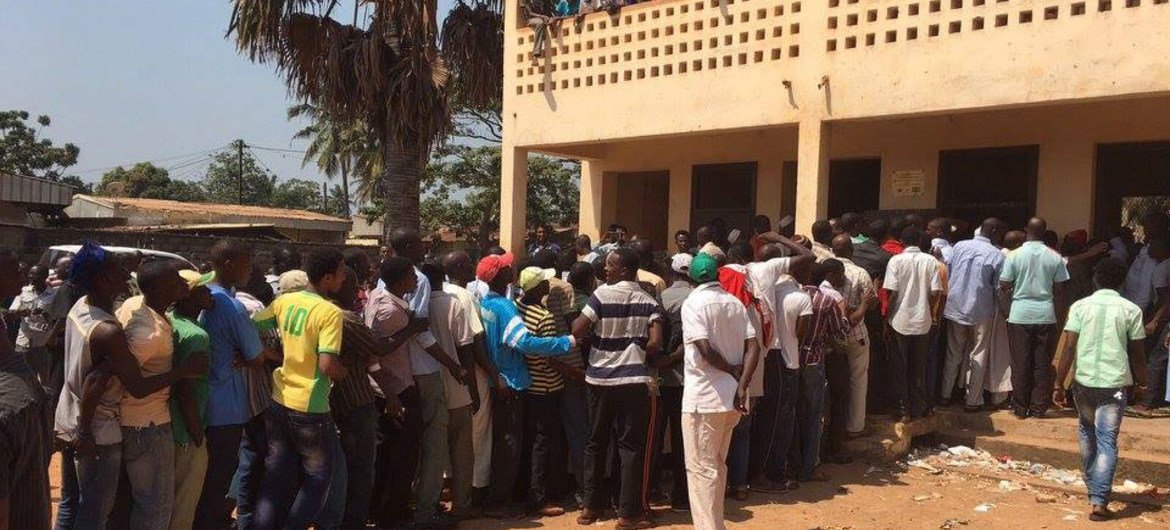 中非共和国选民在首都的一个选举站前排队参加宪法公投的投票。图片提供：联合国中非共和国特派团