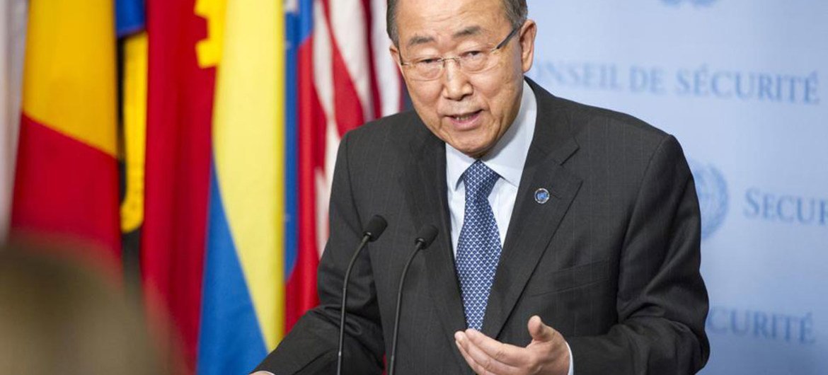 الأمين العام بان كي مون يتحدث إلى الصحافة في مقر الأمم المتحدة بعد عودته من مؤتمر تغير المناخ في باريس . المصدر: الأمم المتحدة / ريك باجورناس