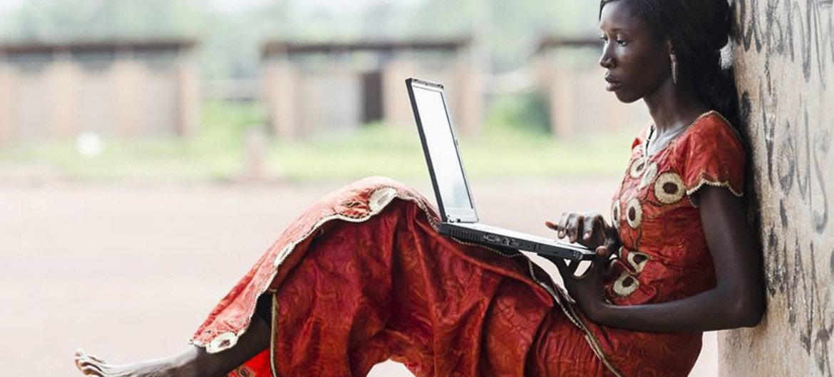 Une femme et son ordinateur portable.