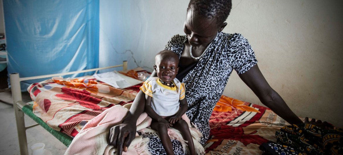 طفل مع أمه في مستشفى ميداني تابع لليونيسيف في جنوب السودان حيث كان يعالج من سوء التغذية الحاد. الصورة: اليونيسيف/سباستيان ريتش