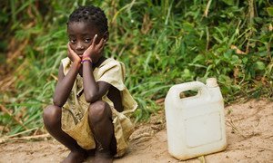 Une petite fille attend de remplir son bidon d'eau dans le village de Kikonka, en République démocratique du Congo (RDC). Photo UNICEF/Olivier Asselin
