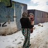 في يناير 2015، امرأة تحمل رضيعا وسط الثلوج في مخيم للاجئين، في وادي البقاع. المصدر: اليونيسف / UNI179012 / رومنزي