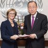 Пан Ги Мун получает доклад  от членов независимой Комиссии.   Фото ООН