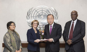 Le Secrétaire général, Ban Ki-moon, reçoit le rapport du Groupe d'experts chargé d'enquêter sur des allégations d'abus sexuels par des forces militaires étrangères en République centrafricaine. Photo ONU/Mark Garten
