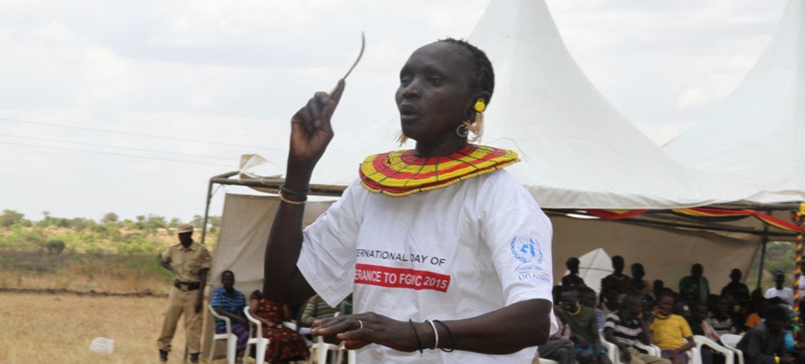 Una mujer exhibe un cuchillo que se utiliza para la mutilación genital femenina.  Foto UNICEF/Catherine Ntabadde