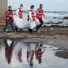 2015年12月，的黎波里红十字会人员从利比亚海岸水域中又打捞起一名移民的尸体。在利比亚的乱局中，移民很容易遭受侵犯和虐待。区域综合信息网图片/ Mohamed Ben Khalifa