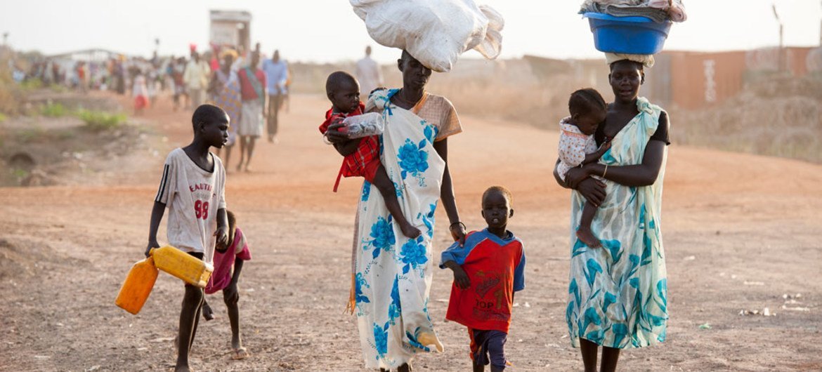 وصول نساء وأطفال لموقع بانتيو لحماية المدنيين النازحين داخليا في جنوب السودان. من صور اليونسيف/سباستيان ريتش.