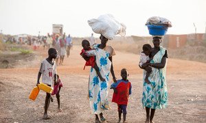 Des femmes et des enfants arrivent dans le site de protection des civils à Bentiu, dans l'Etat d'Unité, au Soudan du Sud. Photo UNICEF/Sebastian Rich