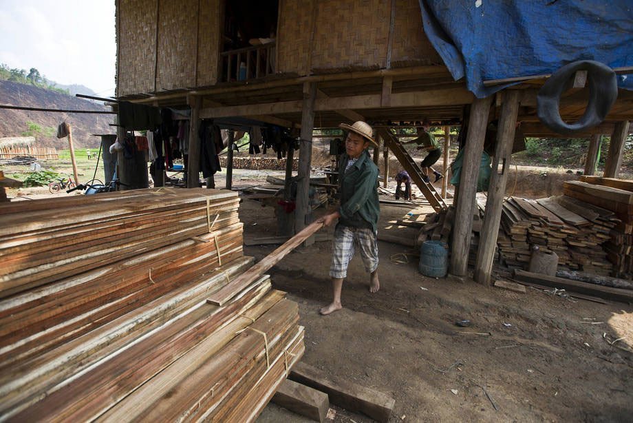 Des villageois scient du bois pour la fabrication de produits en bois tels que des meubles et même des maisons, pour le marché local, à Back Kan, au Viet Nam.