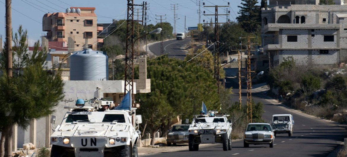 Des Casques bleus de l'ONU patrouillent dans des véhicules blindés dans la ville de Jwayya entre Tyr et Tibnin au Liban.