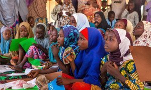 Maiduguri, Etat de Borno, nord-est du Nigéria. De jeunes élèves utilisent leurs nouvelles fournitures scolaires dans un centre d'études informel sécurisé parraîné par l'UNICEF dans le camp pour personnes déplacées de Dalori
