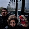 2015年12月，在前南斯拉夫与希腊边界的一个过境点，主要来自叙利亚、阿富汗和伊拉克的难民正在通过接待中心。儿基会图片/Ashley Gilbertson VII