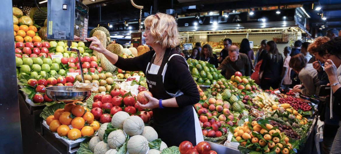 巴塞罗那一家市场内的水果摊位。出口补贴及类似措施常会对国际贸易产生影响。