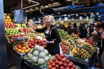 Un puesto de verduras en un mercado de Barcelona, España. Los subsidios a las exportaciones agrícolas distorsionan el comercio global, denuncia la FAO. Foto: FAO/Alessia Pierdomenico