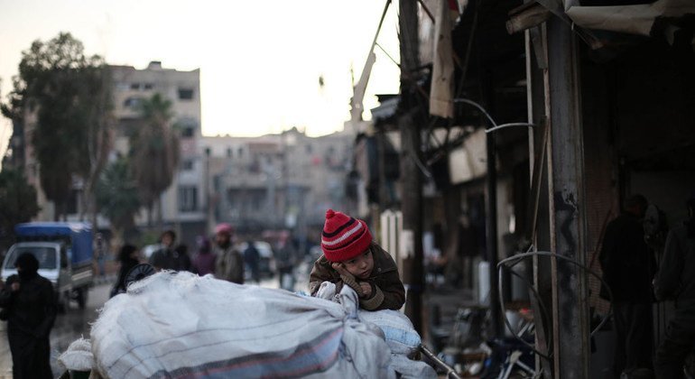 عائلة تفر من الصراع في الغوطة الشرقية بسوريا