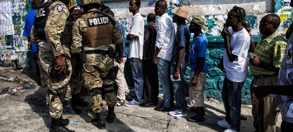 Des électeurs haïtiens votent au second tour des élections législatives et sénatoriales et au premier tour du scrutin présidentiel, dans la capitale d'Haïti, Port au Prince, le 25 octobre 2015.