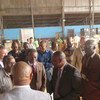 Le Représentant spécial et chef de la Mission multidimensionnelle intégrée des Nations Unies en République centrafricaine (MINUSCA), Parfait Onanga-Anyanga (cravate rouge) et des membres du corps diplomatique visitent un entrepôt de matériel de vote à l'a
