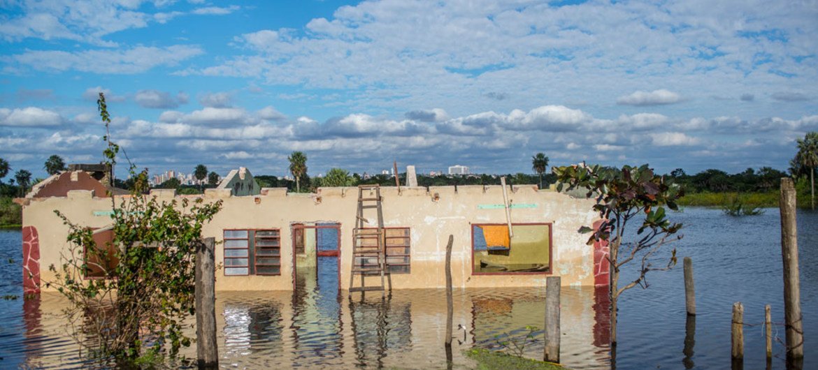 在承办南美洲首次减灾高级别会议的巴拉圭首都亚松森，2014年7月，其远郊地带被洪水淹没。儿基会图片/ Martin Crespo