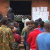 Cascos azules de la MINUSCA observan a los votantes en una casilla electoral en la República Centroafricana. Foto: MINUSCA