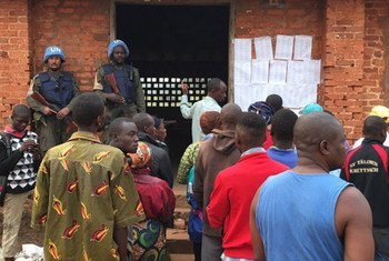 Cascos azules de la MINUSCA observan a los votantes en una casilla electoral en la República Centroafricana. Foto: MINUSCA