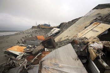 Des maisons effondrées en raison de l'érosion côtière due à la montée du niveau de la mer en Alaska.