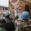 Des Casques bleus transportent des urnes lors du scrutin du 30 décembre 2015 en République centrafricaine. (archive)