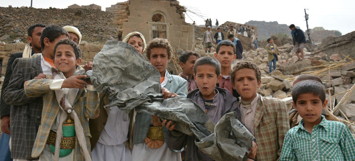 在也门首都萨那附近的一个村庄，一群男孩端着空袭后留下的金属残片。儿基会图片/Mohammed Hamoud