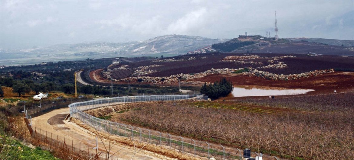 الخط الأزرق، الذي يقع بالقرب من مزارع شبعا الغنية بالمياه على الحدود الفاصلة بين لبنان وإسرائيل.