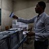 مواطن من هايتي يدلي بصوته في مركز اقتراع بالعاصمة بورت أو برنس في انتخابات أكتوبر 2015.