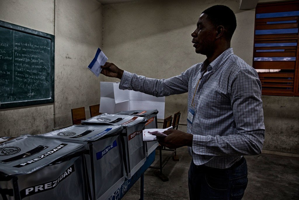 Un électeur vote à Port-au-Prince lors du scrutin du 25 octobre 2015 en Haïti. 