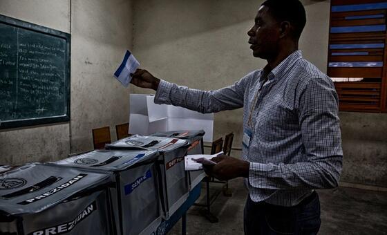 Un électeur vote à Port-au-Prince lors du scrutin du 25 octobre 2015 en Haïti. 