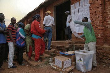 Electores en la Repùblica Centroafricana en los comicios del 30 de diciembre de 2015. Foto: ONU/MINUSCA