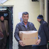 Un Syrien porte un carton de nourriture fournie par le PAM. Photo PAM/Hussam Al Saleh (archives)